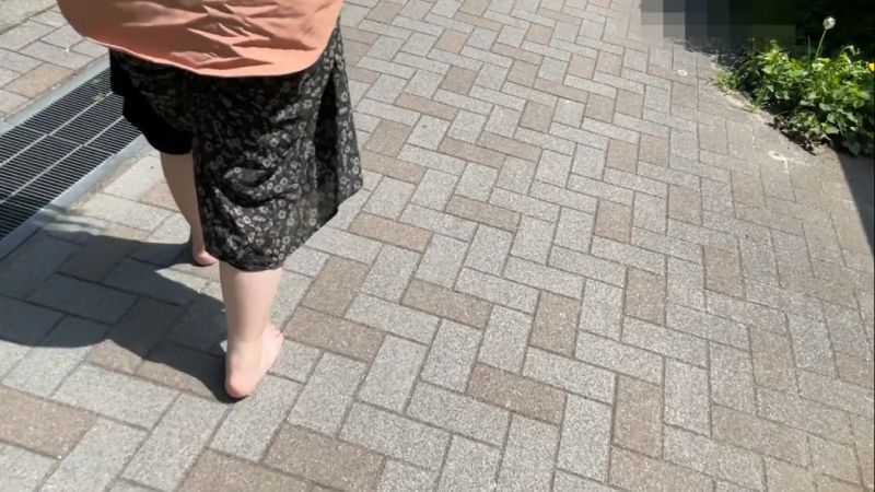 【完全裸足】第28弾！初夏の炎天下の中を裸足で歩く女性 part2