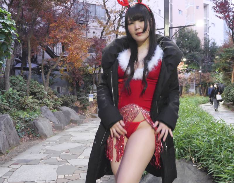 セクシーサンタの衣装で歌舞伎町をお散歩してみました。Vol.2