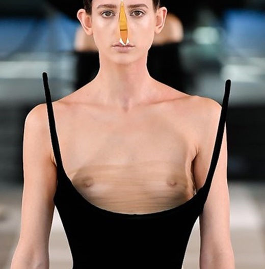 ファッションモデルの乳首
