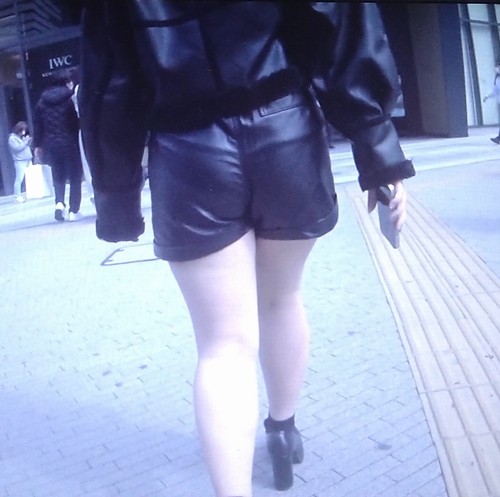超ドエロボディの激カワ美女がタイトレザーショートパンツ履いて美巨尻ムニュムニュさせて歩いてるよ