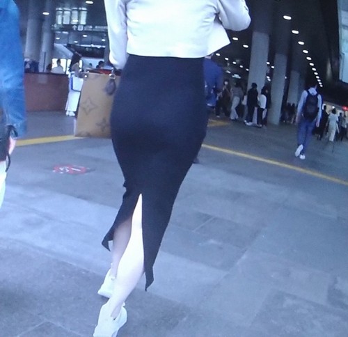 超モデル級スタイル抜群長身美女がタイトスカート履いてクビレ美巨尻ライン強調させて歩いてるよ
