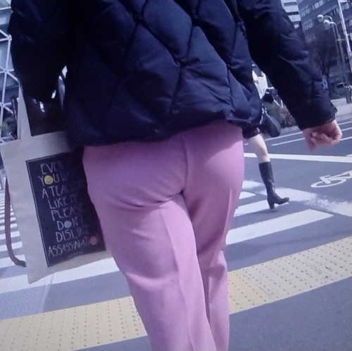 イマドキ激カワ美女がピンクのピタストレッチスラックス履いてお尻ムニュらせて歩いてるよ
