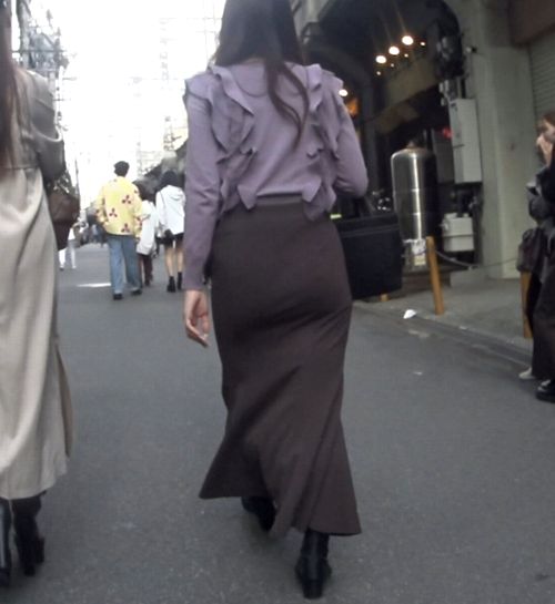 激カワ美少女がタイトスカート履いて大きなお尻プリプリさせながら歩いてるよ