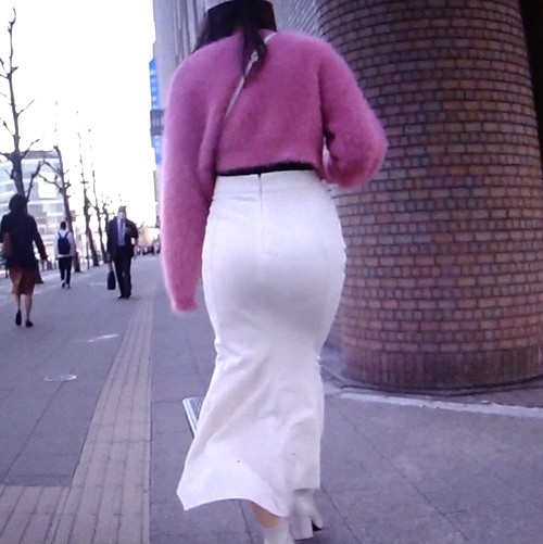 超絶クビレボディのハイスペック美女がタイトスカート履いてプリプリの美巨尻クネらせながら歩いてるよ