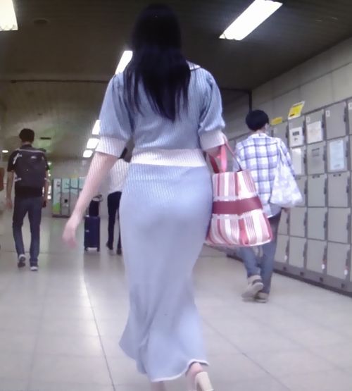 エロ清楚系の美女がピタピタワンピ着てボリューム感のある巨尻をパツらせて歩いてるよ