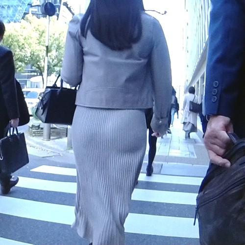凄まじい色気の超絶美人秘書がタイトスカート履いてプリプリの美巨尻密着させて社長さんと歩いてるよ
