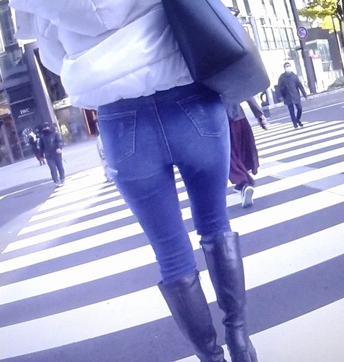 神スタイルの超絶美女が超密着型スキニーデニム履いて美巨尻ピタピタにさせて歩いてるよ