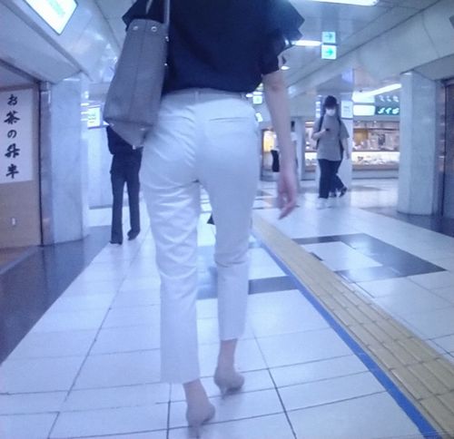 スタイル抜群の美人OLが白のピタパン履いて歩いてるよ