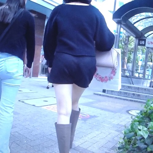 モデル系の美脚美尻美人女子大生がショートパンツ履いて歩いてるよ