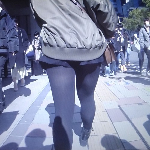 激カワ美女が黒タイツショーパン履いて歩く姿がエロ美しい