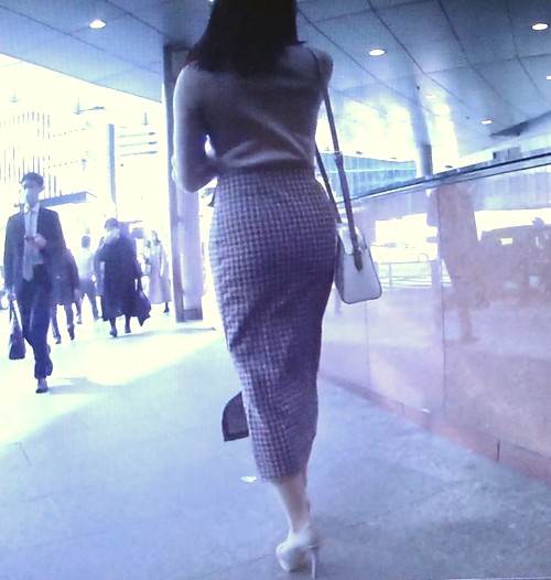 イヤらしいボディラインの清楚系美女がタイトスカート履いて歩いてるよ