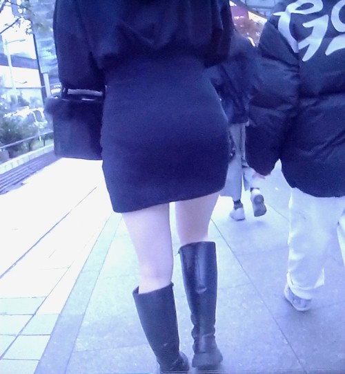 スタイル抜群の激カワ美少女がタイトミニスカート履いて美巨尻モッコリさせて歩いてるよ