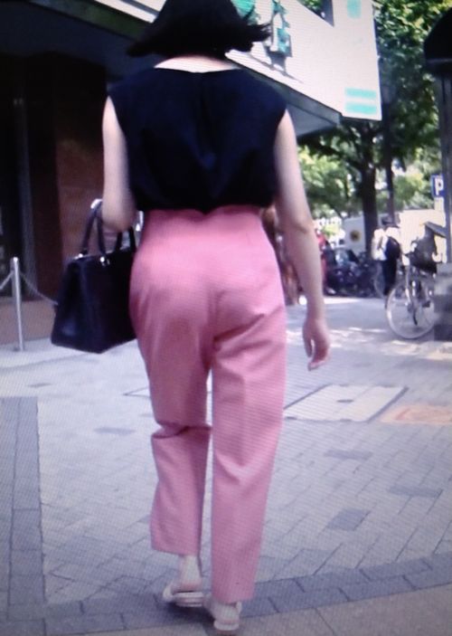 大きなお尻の清楚系美少女がピンクのピタパン履いて歩いてるよ