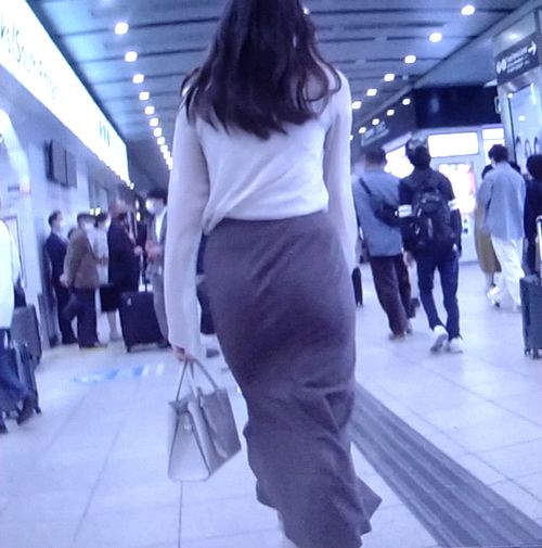 超スーパードデカヒップ美女がタイトスカートで巨尻をプリンプリンさせて歩いてるよ
