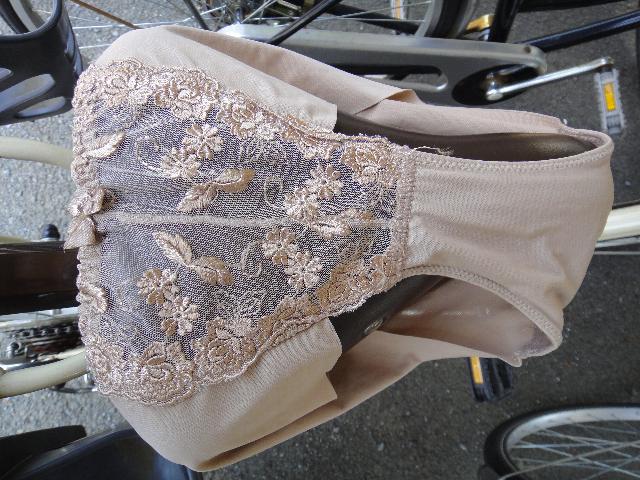 【悪戯】友達の可愛いお母さんが普段乗ってる自転車に履いてたベージュのパンティーを履かせてみた...
