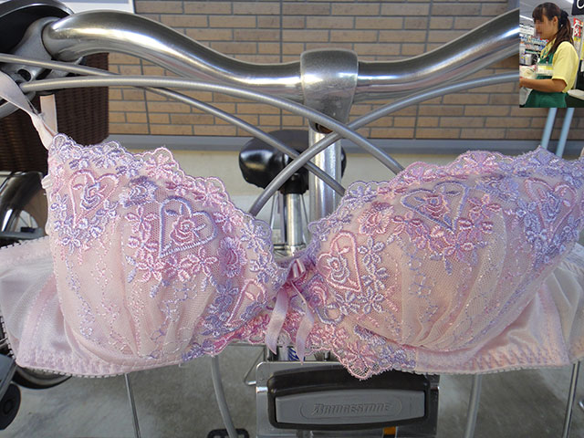 【悪戯】憧れの店員さんが乗る自転車に身に着けていたピンクのブラジャーを絡めて興奮...