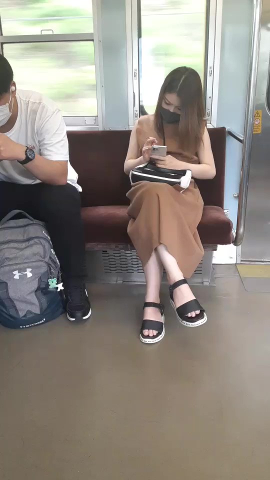 電車で見かけた女性の足4