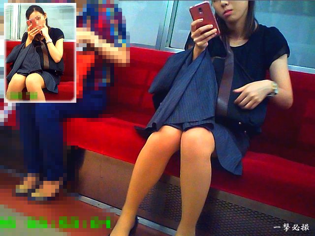 電車内で会社帰りの人妻ＯＬの美脚にと太ももチラリが気になって観察