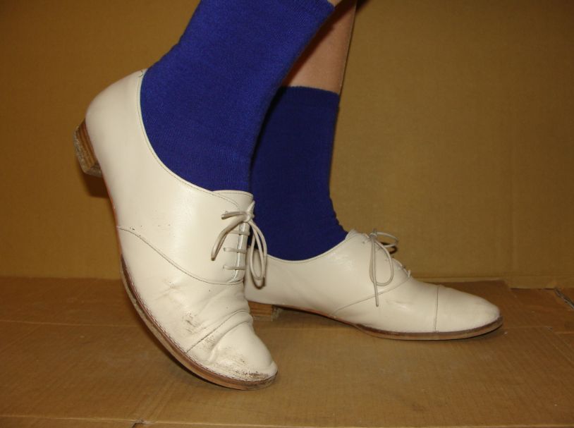 1648パンプス画像　白の革靴と青ソックス