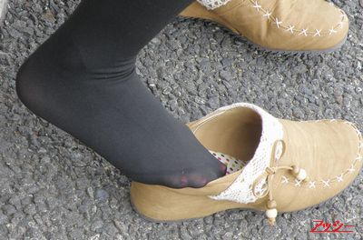 奇跡的に見かける、女性が靴脱ぎしている匂い立つパンストの夢のような風景ＮＯ.１６