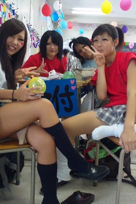 『超ミニ』校内太もも&チラ