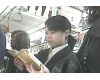 電車内の様子【動画】読書をするリクルートスーツの女子大生 顔と全身編