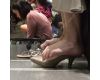 【フルHD動画】パンプスを脱いだ自分の足を見つめる女子