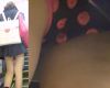 パンチラ盗撮 制服女子 黒地にピンクの水玉柄パンツを接近撮影