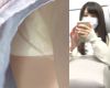 [★新作][★顔出し]パンチラ盗撮 アイドル系かわいい女子大生 白パンツを電車内でこっそり撮影
