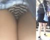 [★新作]パンチラ盗撮 女子大生 縞パンツをタイトスカートの中に発見