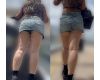 デニムのミニスカから見えるショートパンツ美女