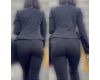 パンツスーツ姿がピチっとしてセクシーな美女
