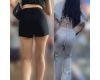 黒ショートパンツの美女とパンティラインの見える美女