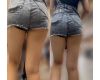 デニムショートパンツにハミ尻がセクシーな美脚美女