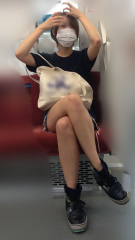 【セット販売】電車内のショーパンから伸びるナマ脚がエロい金髪ボブが可愛い女子大生 ダウンロード