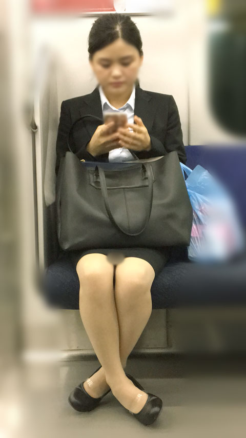 【セット販売】電車内の仕事帰りの無防備な新入女子社員 ダウンロード