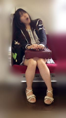 【セット販売】電車内の正面の席でエッチなナマ脚をがばっと何度も開脚してくれる可愛いメンヘラ女子大生 ダウンロード