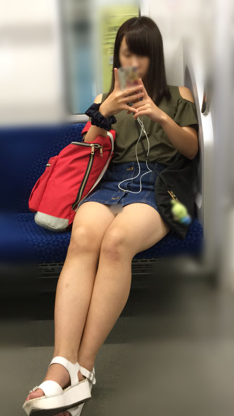 【セット販売】電車内の無防備なナマ脚が剥き出しのスケベ女子大生 ダウンロード