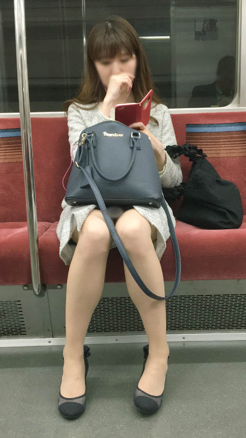 【セット販売】電車内の大人の色気を醸し出す美脚OLさん gallery photo 3