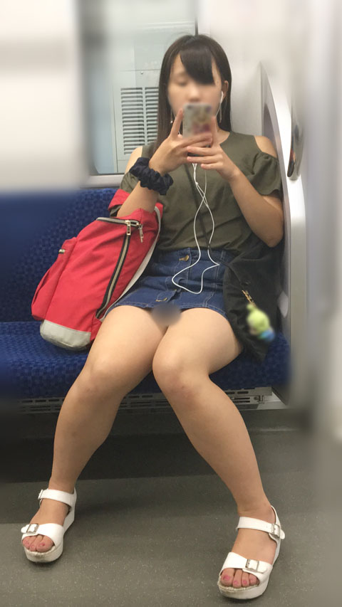 【セット販売】電車内の無防備なナマ脚が剥き出しのスケベ女子大生 ダウンロード