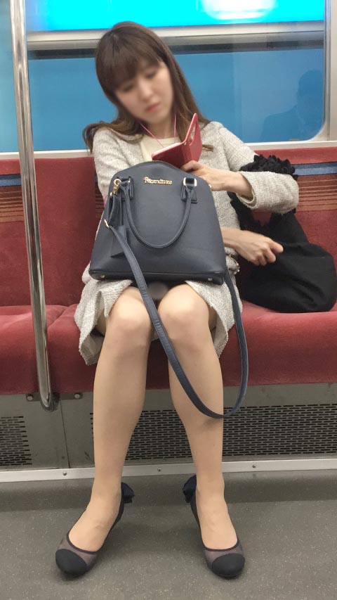 【セット販売】電車内の大人の色気を醸し出す美脚OLさん gallery photo 1