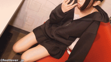 【動画】１８才アニメ専門学生のライブ観戦後の蒸れた黒スニソ！糸くず付き素足！生腋！ちょいハミパンチラ！