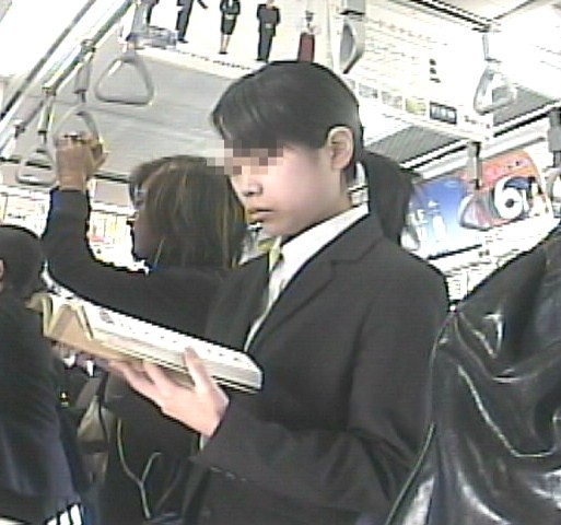 電車内の様子【動画】読書をするリクルートスーツの女子大生 顔と全身編 gallery photo 2