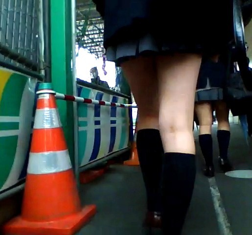 【動画】電車内女の子正面パンチラ制服ハイソックス 01 02とJony 01 セット販売 gallery photo 1