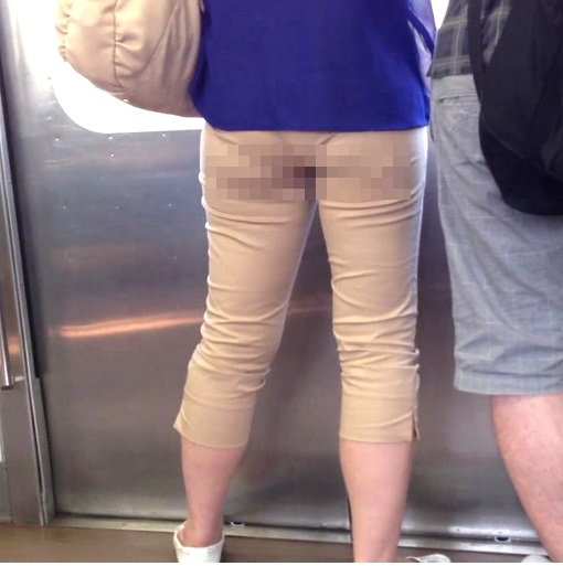 ロン爺のピタパン女がゆく　食い込み彼女を電車で密着 gallery photo 2