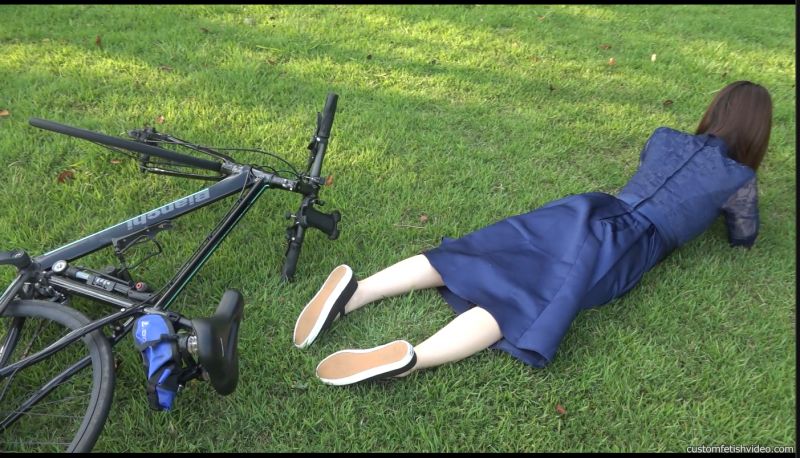 Gcolle 私服で自転車からずっこける女性のフェチAV 990754