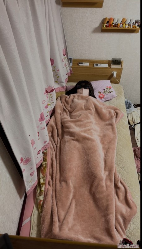 毛布の中で下着になってオナニーする素人女性