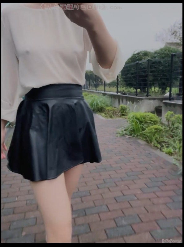 乳首が透けるノーブラで胸揺らしながら自撮り散歩
