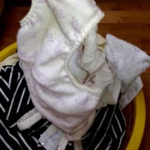 【盗撮】実家の洗濯機横のカゴに脱ぎ捨てられた『妹』の服・下着・パンティ（シミパン）をチェック？ ３回目