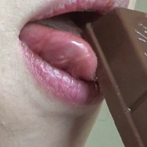 【咀嚼・唇・口・舌フェチ】チョコレート菓子を食べる口元アップ＆吐き出す